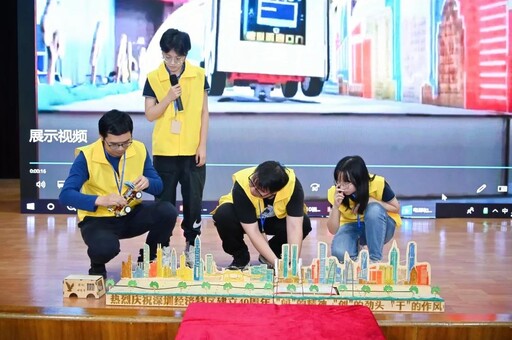 创客教师讲解自己的作品