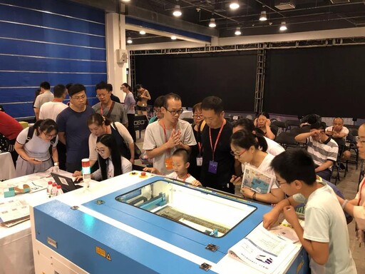 不仅有简单易上手的软件LaserMaker，还有能高效精准造物的激光切割机，能帮助选手更容易更快的完成自己的作品
