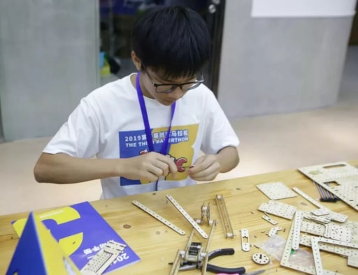 创客认真制作中