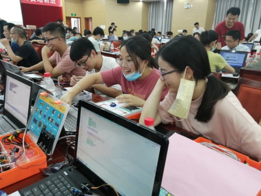 创客教师认真学习中
