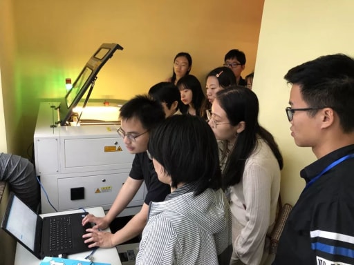 学员们认真地学习理论知识，并上手实操