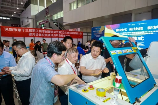 中国工程院院士｜范滇元参观比赛专用机